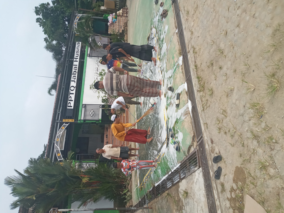 Gotong royong membersihkan mesjid jabal husnana