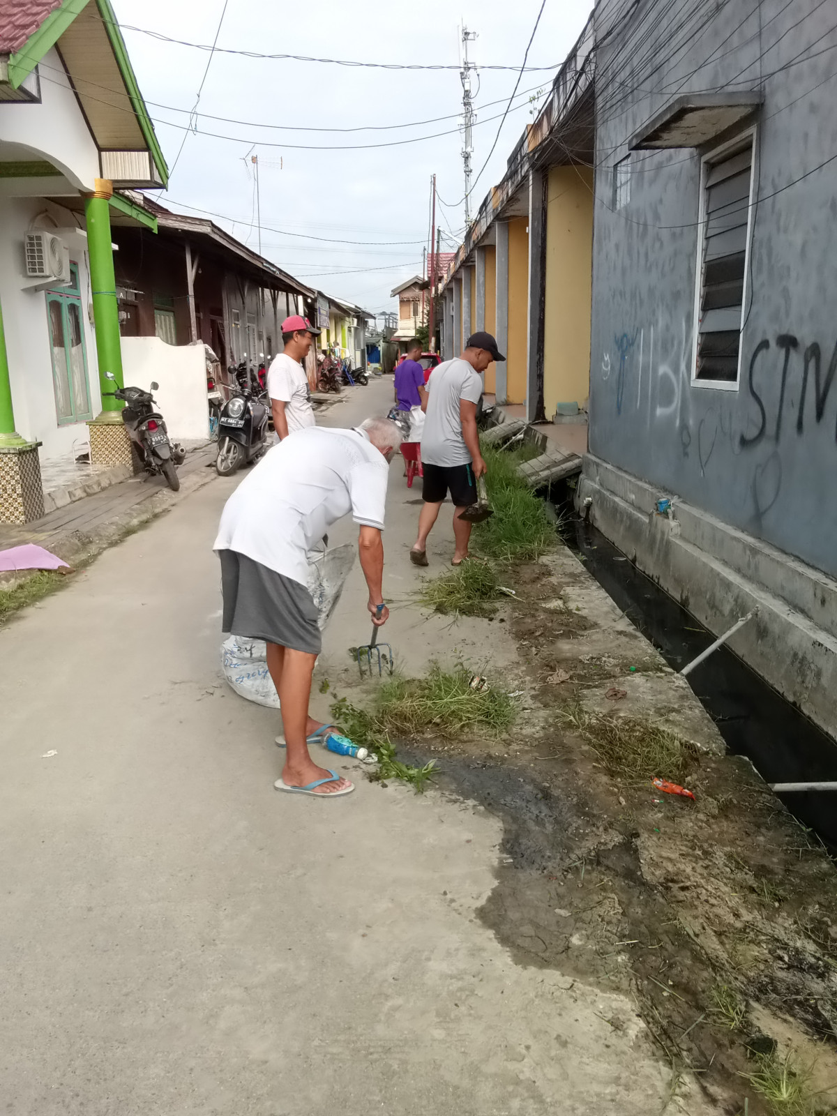 Gotong Royong di RT. 30. Blok A,B dan C.