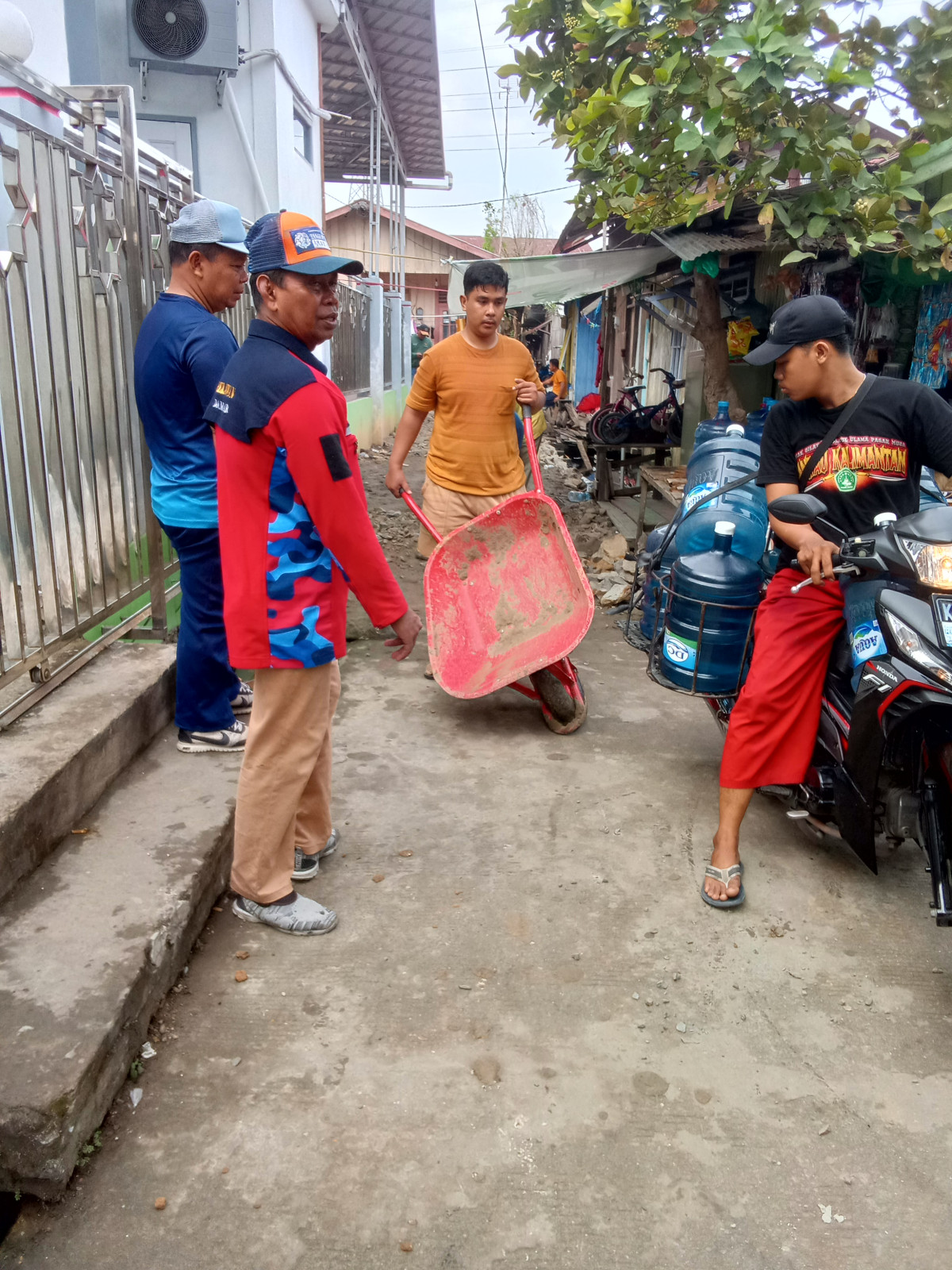 Gotong royong di RT. 30. Jl. S. Riyadi GG. 6. Dlm