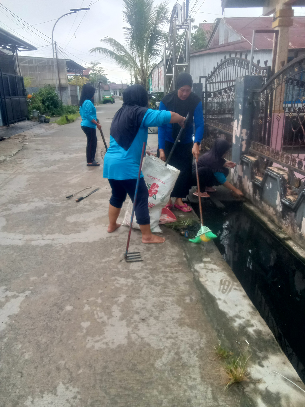 Gotong Royong di jln Slamet Riyadi, GG. Dlm RT. 30. Krail