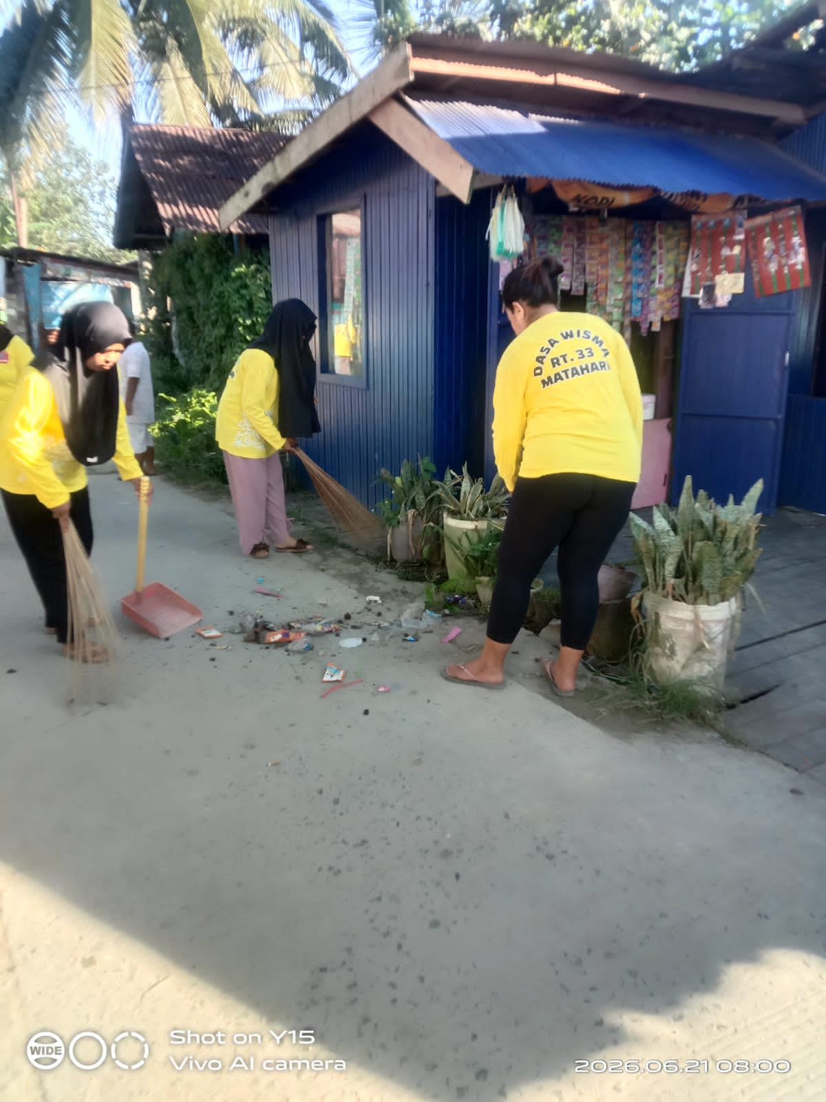 Giat gotong royong membersihkan lingkungan dirt 33