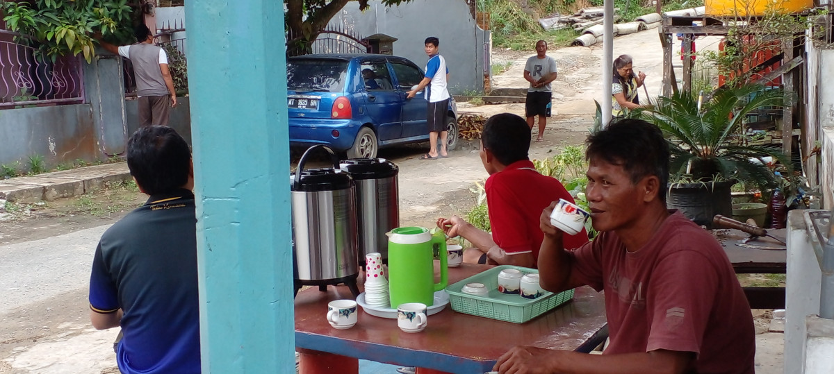 Bersih bersih jalan dan parit
