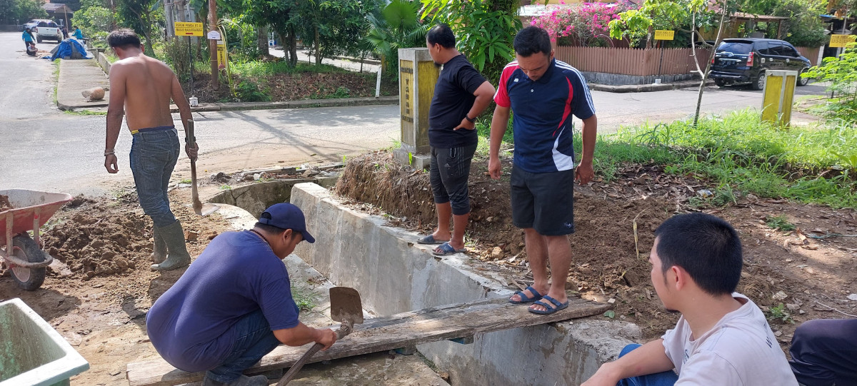 Gotong royong pembersihan lingkingkuan di RT 02 perumahan pemda