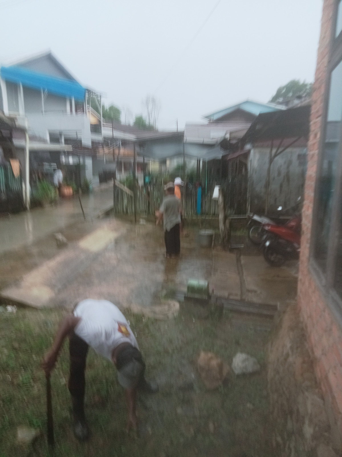 Gotong royong pembersihan drenase