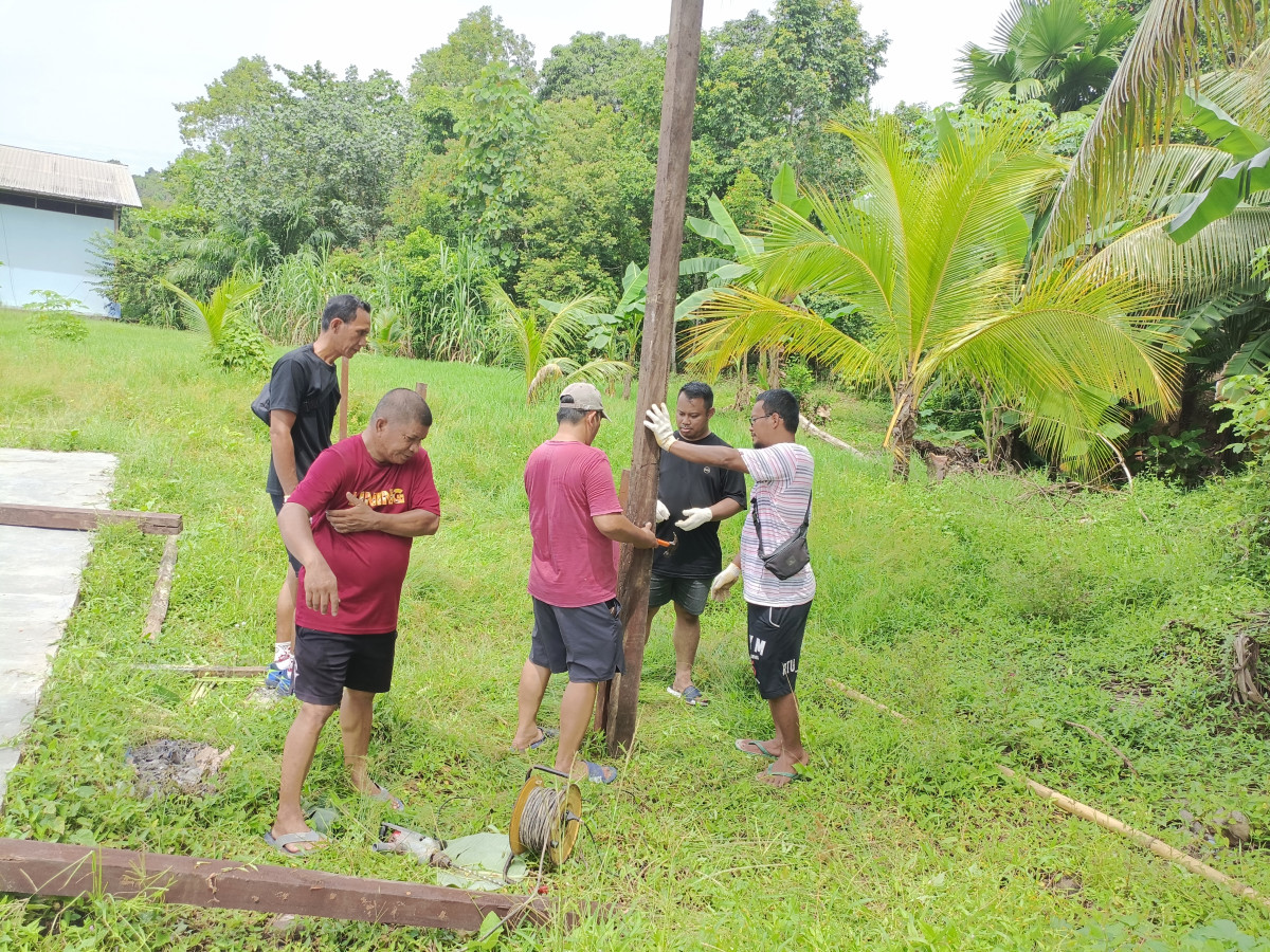 Gotong Royong / Kerja bakti membersihkan rumput di lingkungan RT. 07