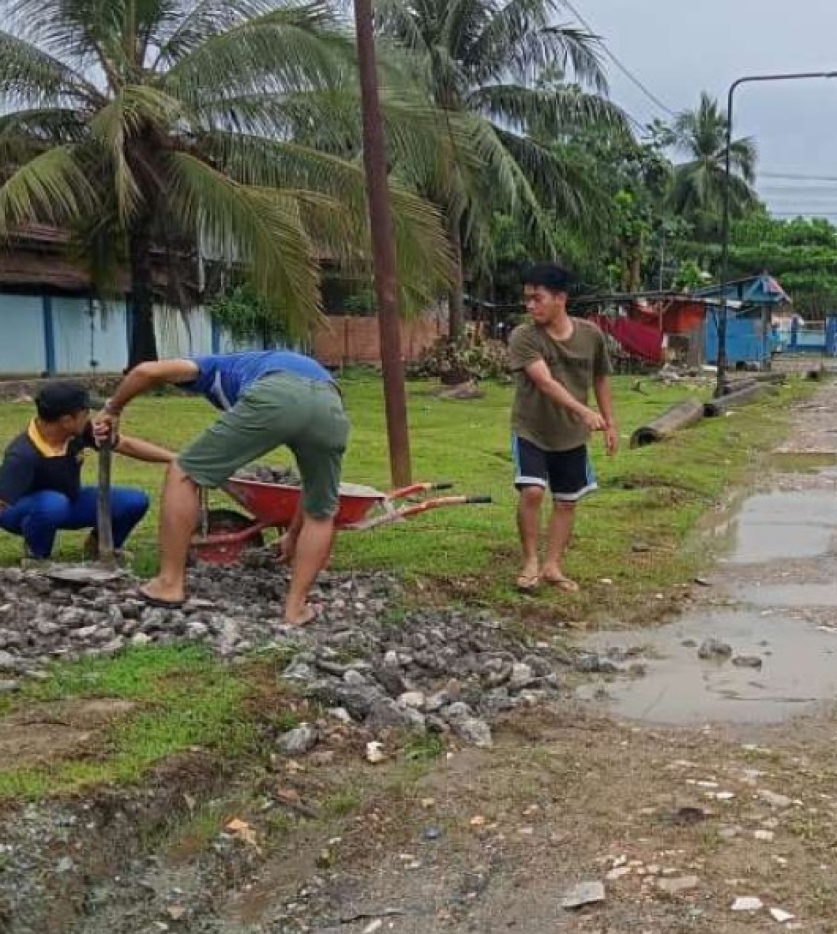 Membersihkan Drainase/parit