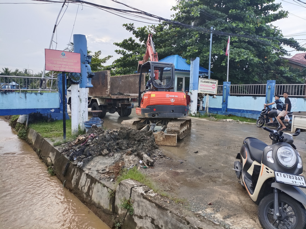 Kegiatan gotong royong membersihkan Drainase / Parit dilingkungan komplek pdam RT. 07 berjalan lancar