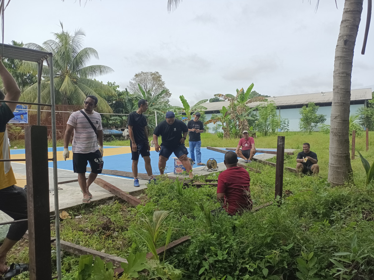 Kerja bakti membersihkan Rumput lingkungan komp pda