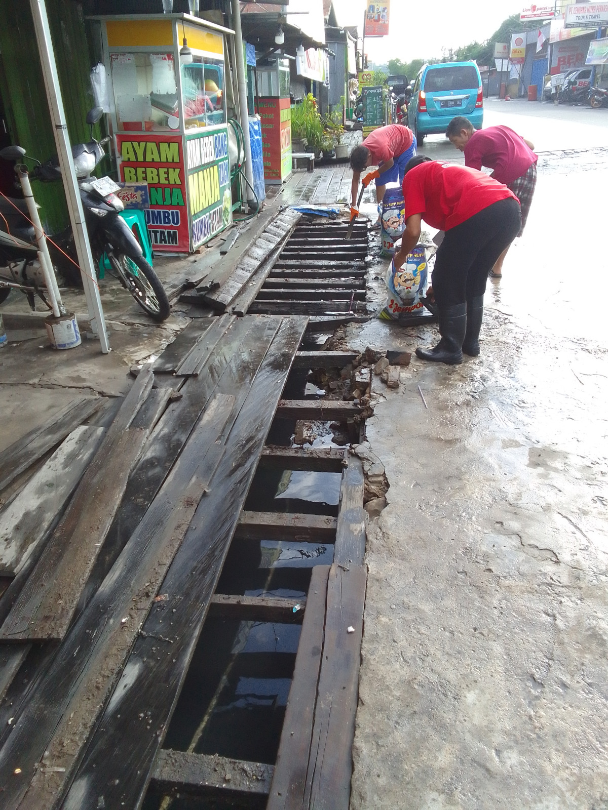 bersihkan parit