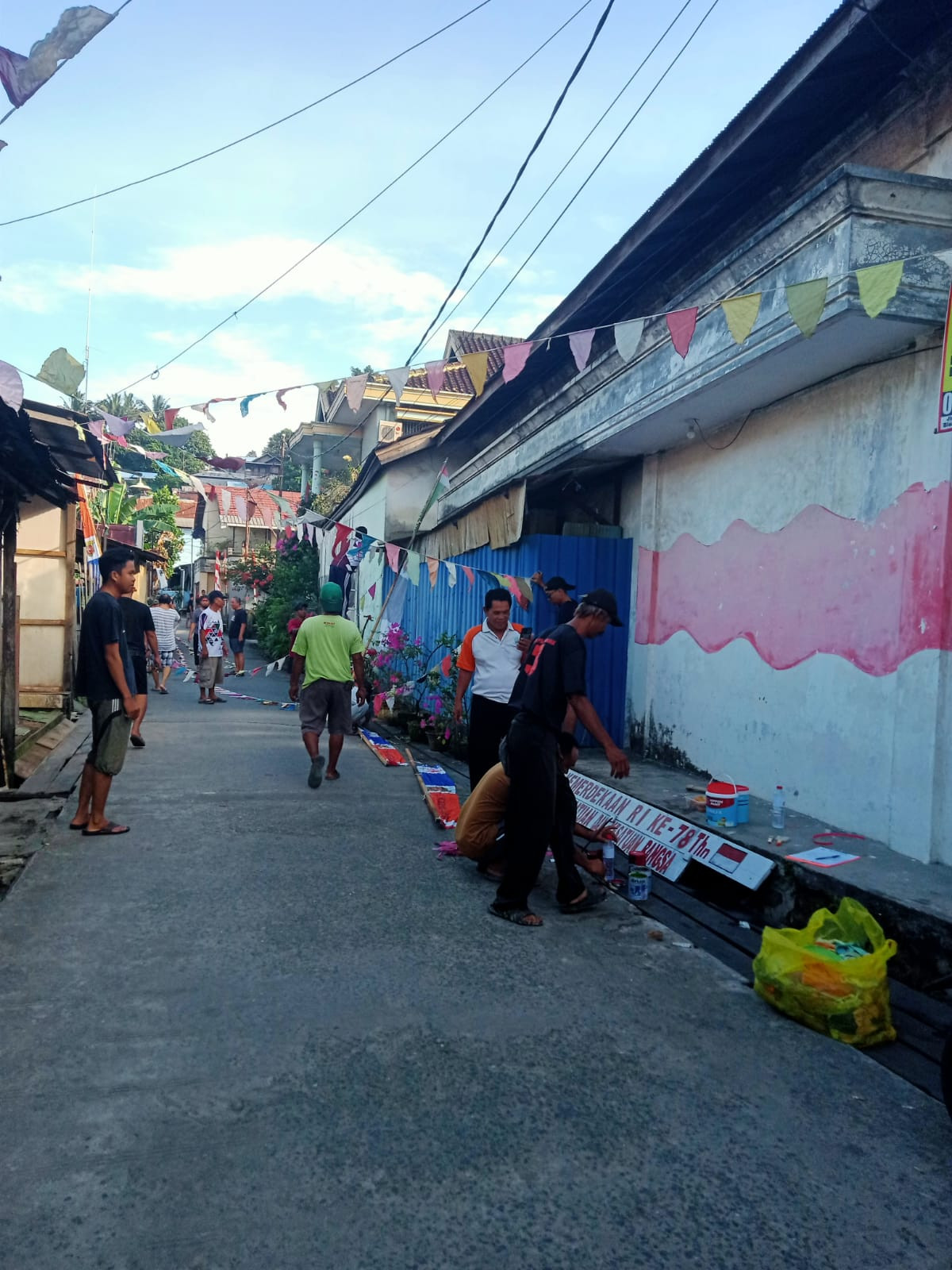Pengecetan ulang gapura, pemasangan umbul-umbul dan bendera