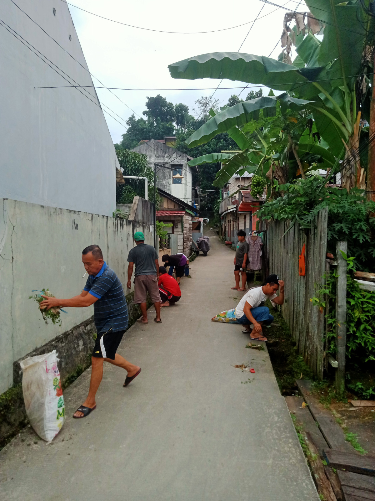 Membersihkan lingkungan