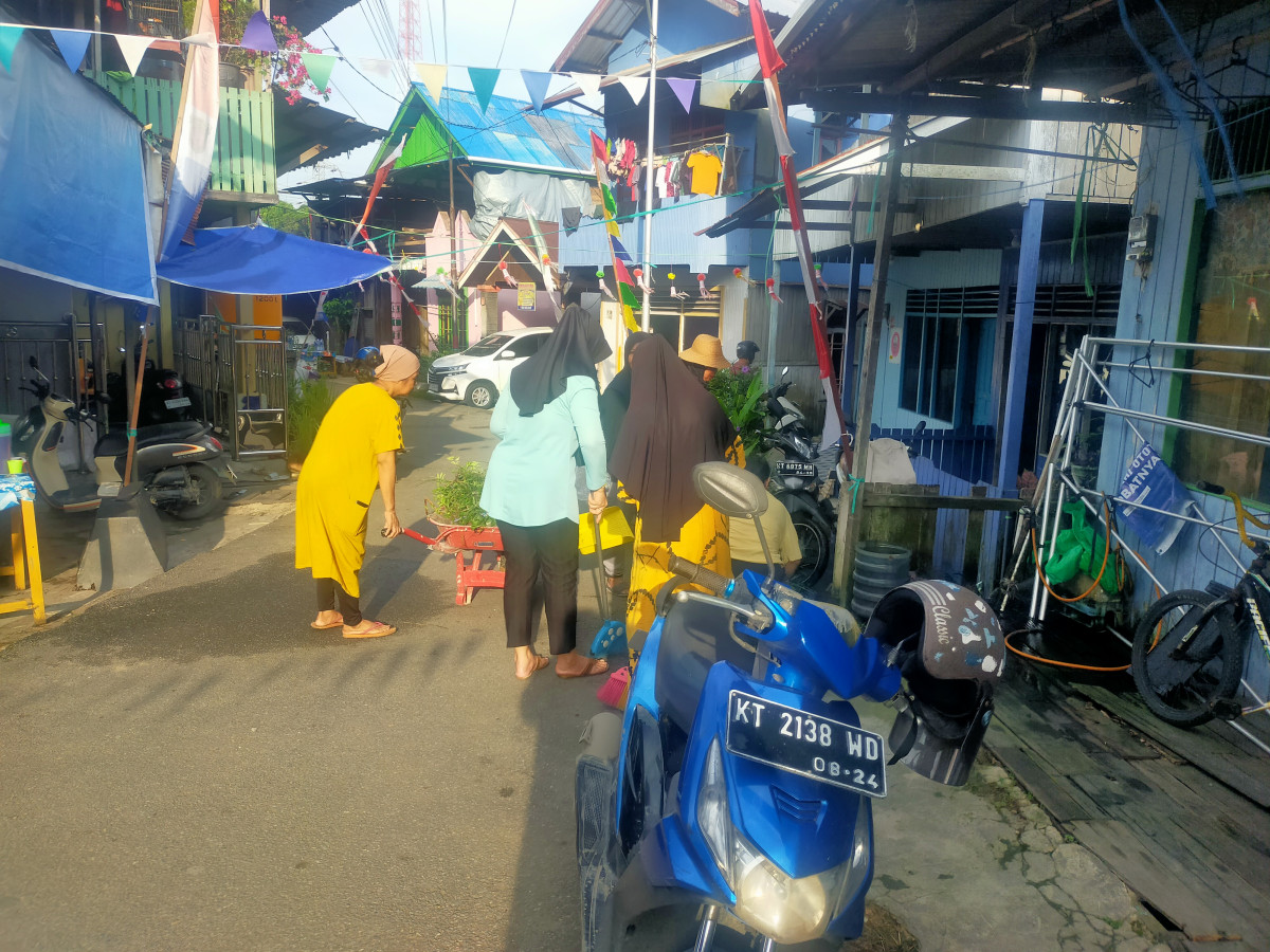 Gotong royong di jln Tengkawang