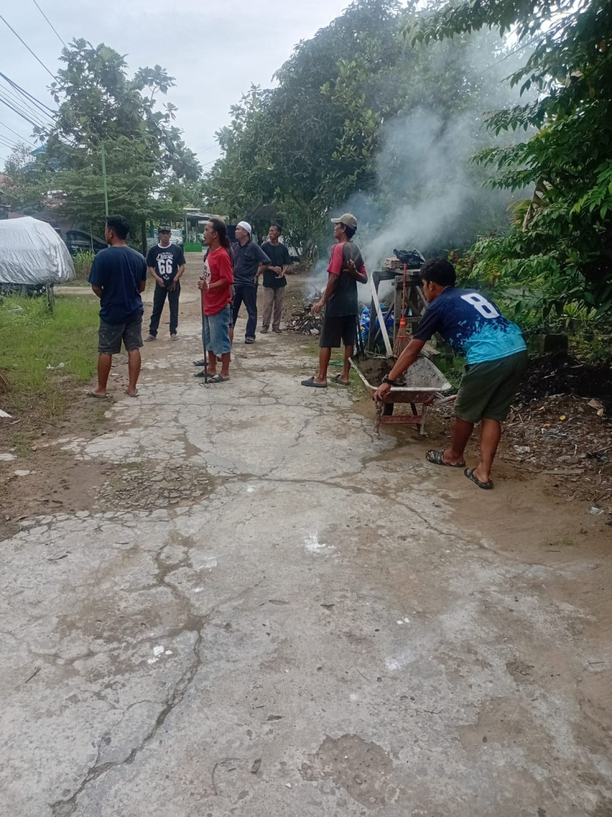Gotong royong bersama warga RT 20