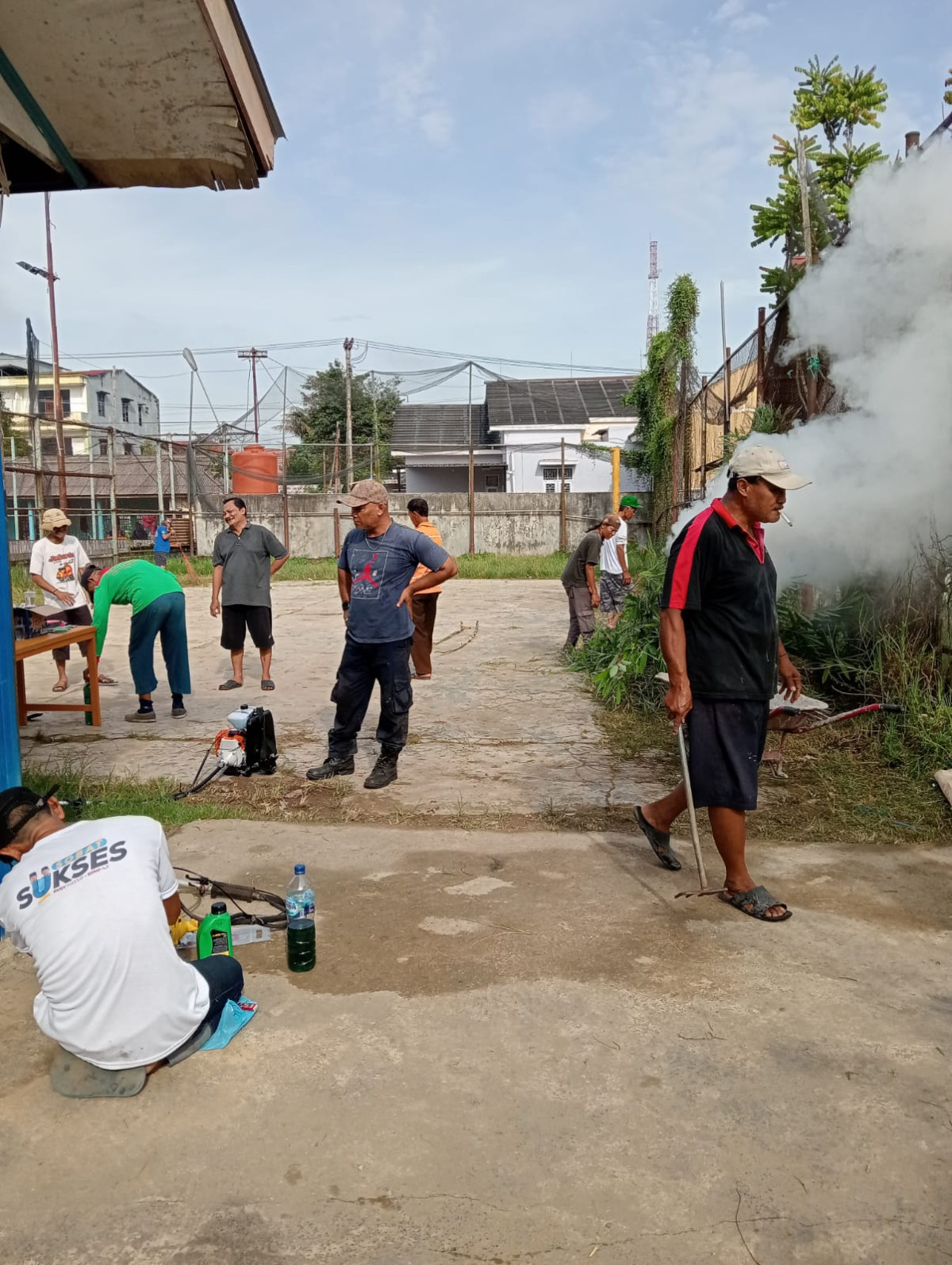 Membersihkan rumput dan sampah dilapangan voly utk persiapan pembuatan TPS pilkada