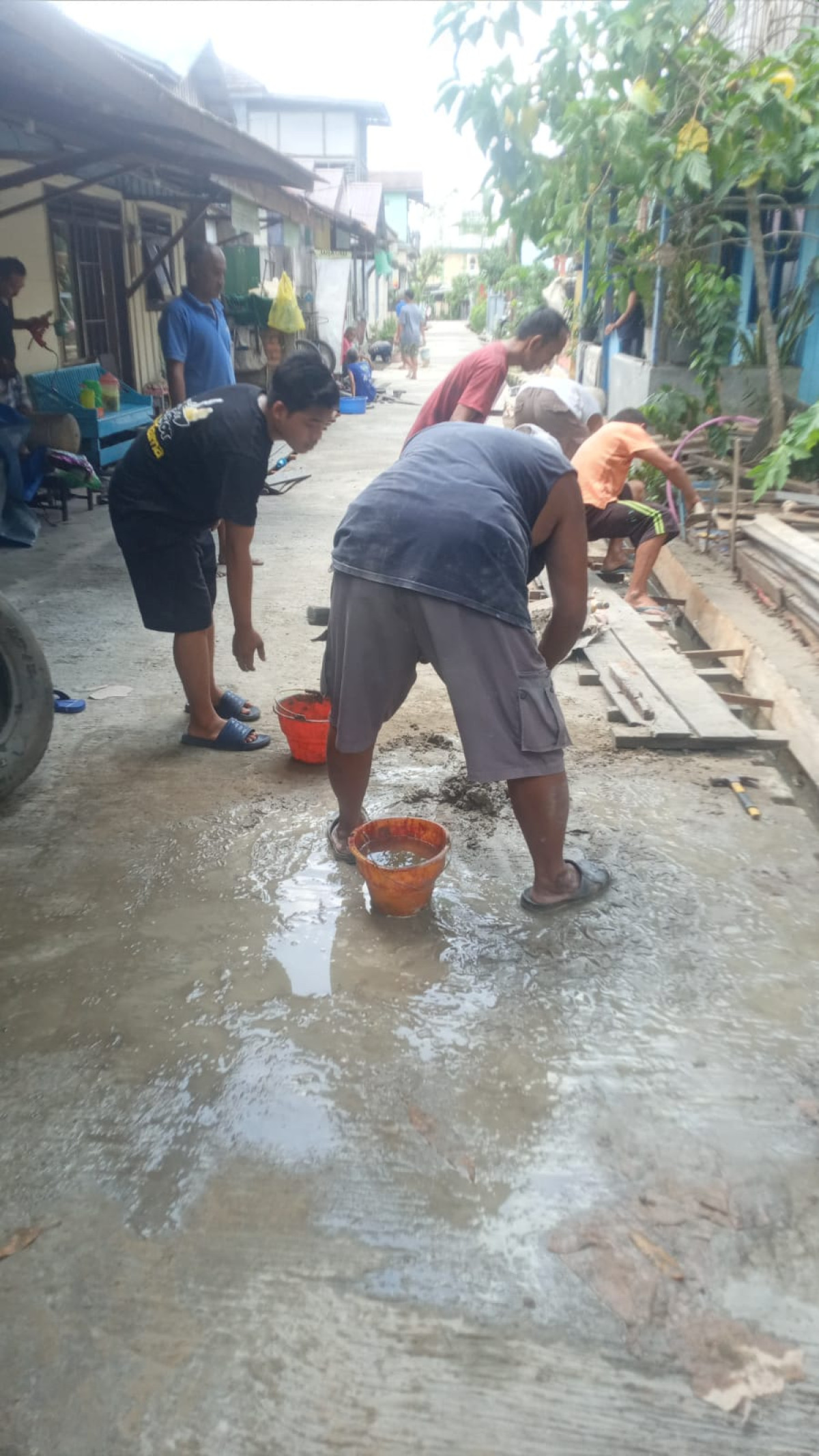 Gotong royong di RT 20