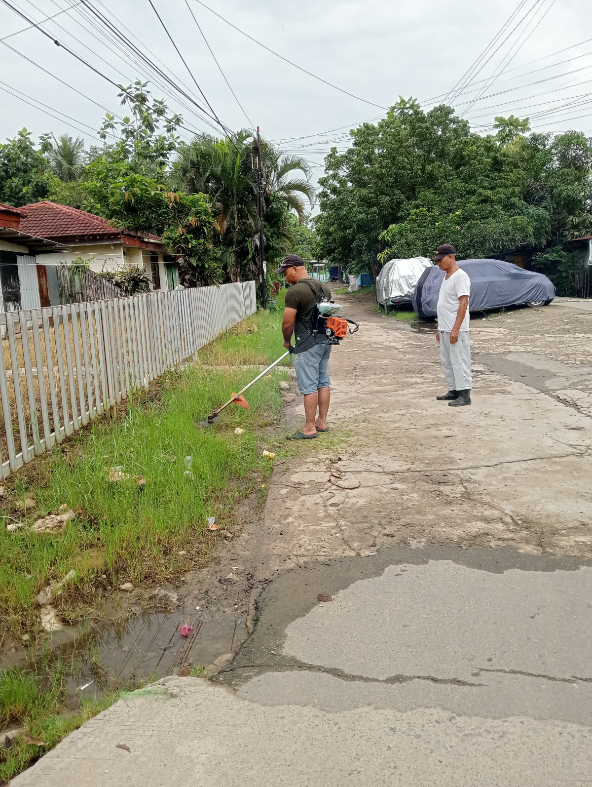 Gotong royong bersama warga RT 20