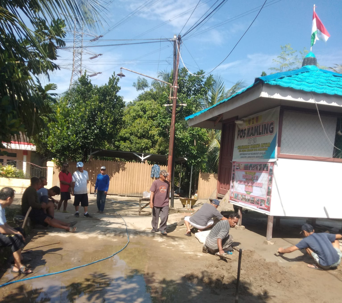 Mengecor dan meratakan bagian bawah Pos Kamling RT.28