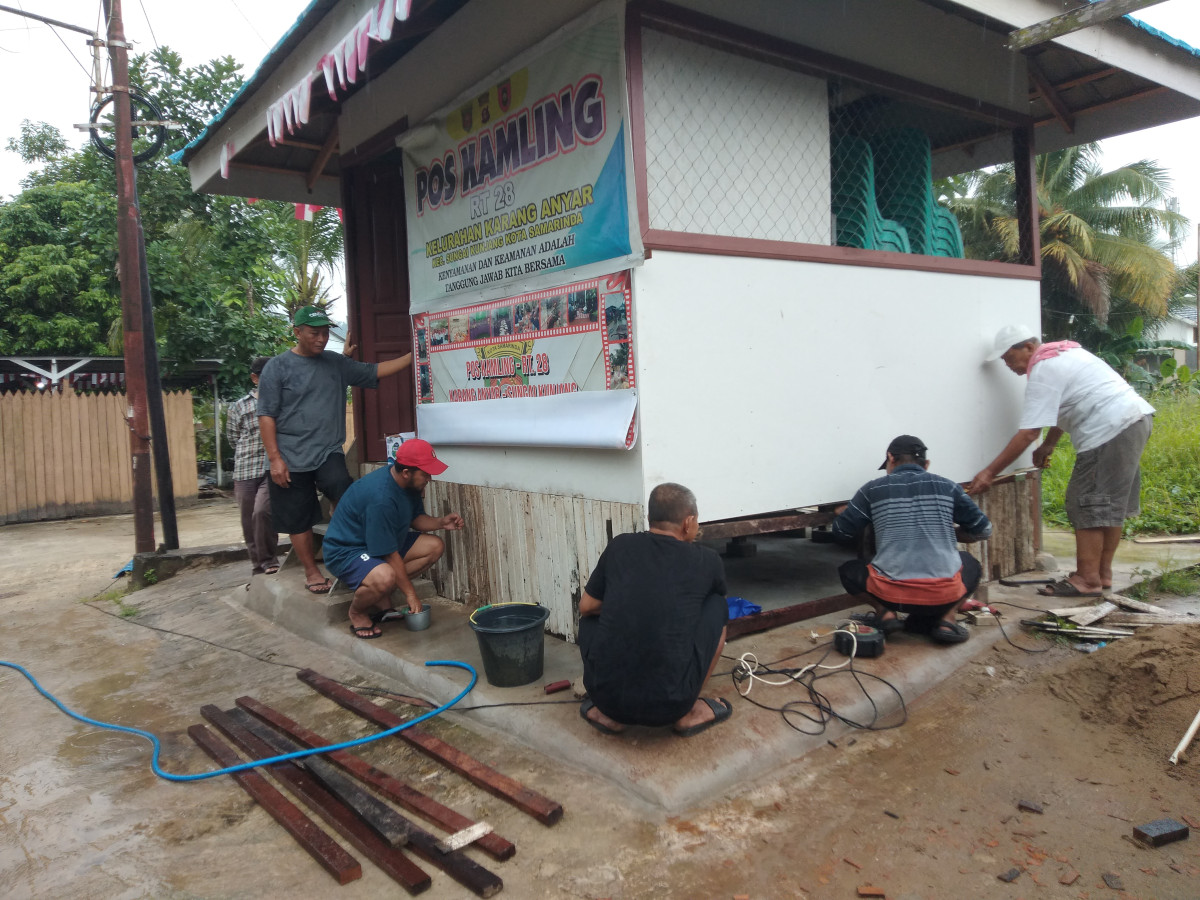 Bersihkan paret, perbaikan Pos Kamling