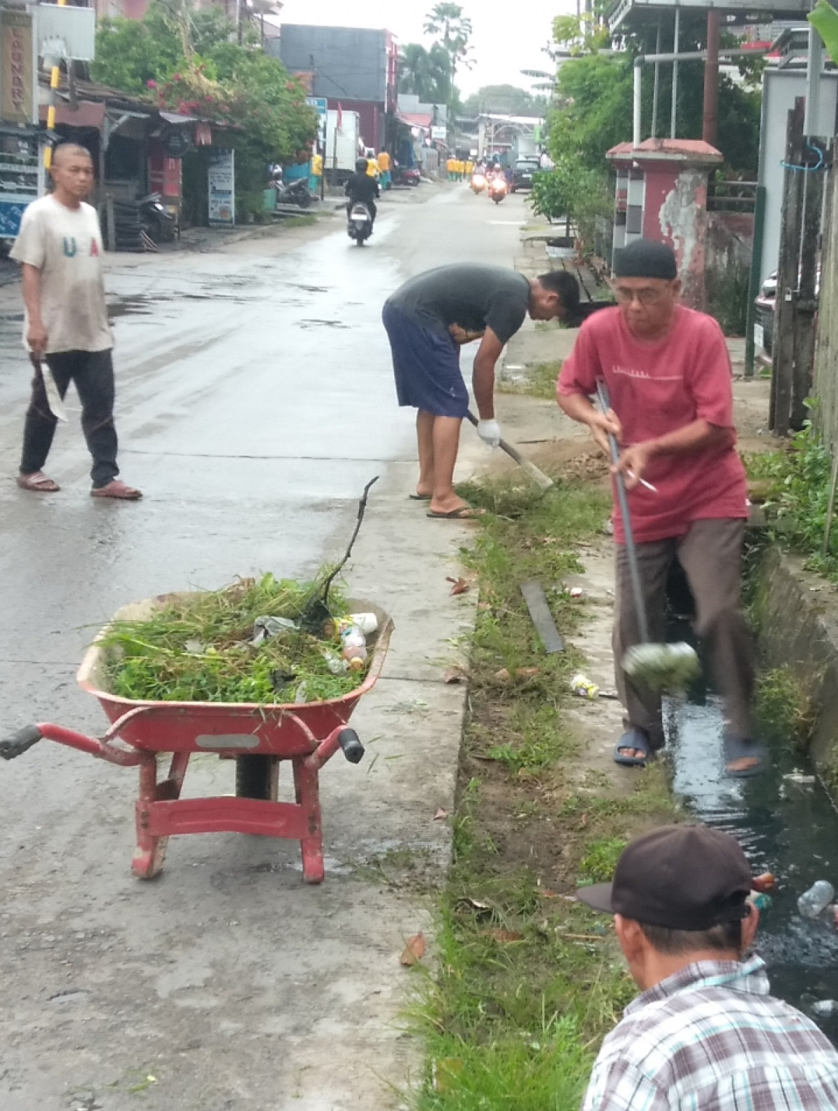 Gotong Royong Pembersihan Drainase di RT. 028