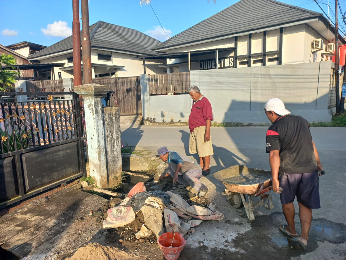 Gotong royong di jalan kahoi 10