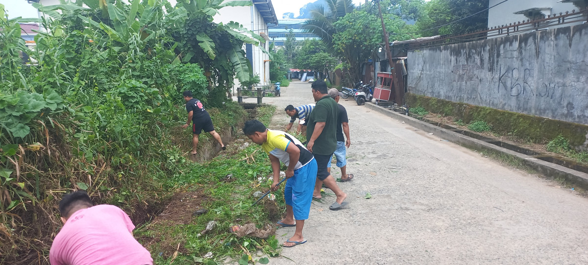 Gotong royong di linkungan RT 32