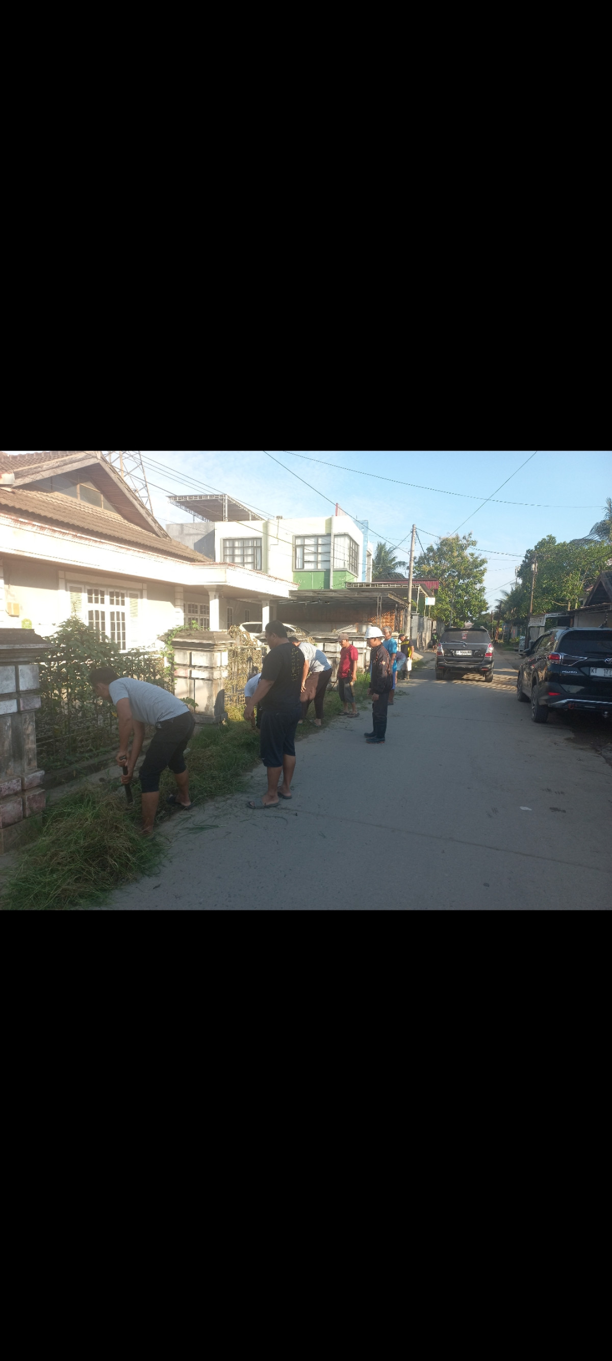 Gotong royong di jalan kahoi 8