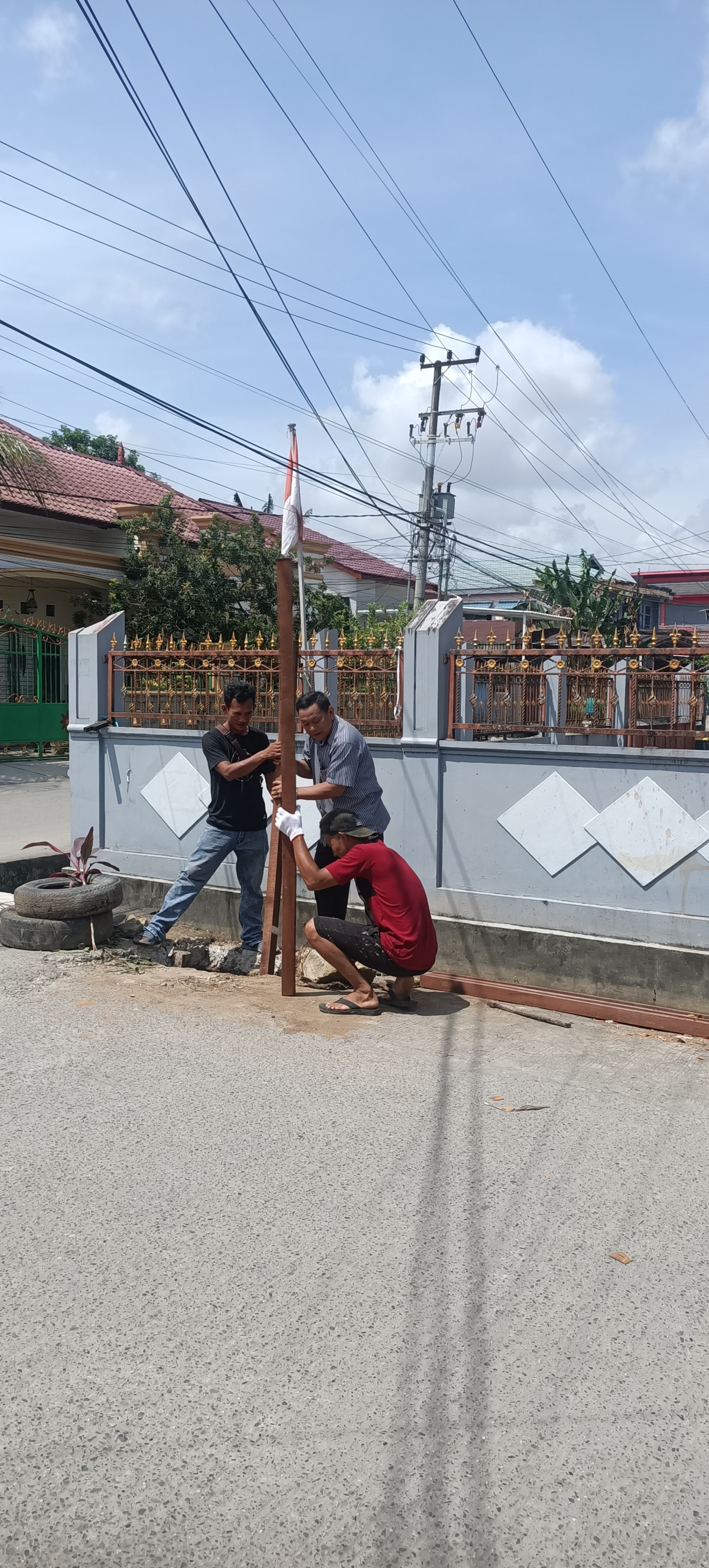 Gotong royong pasang pancang pundasi gapura