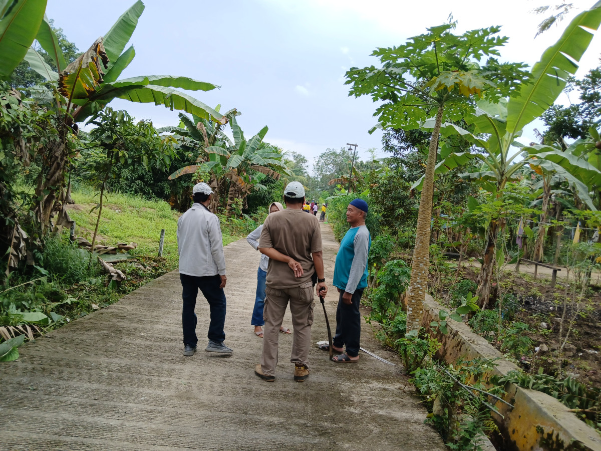 Gotong royong massal di wilayah rt 08
