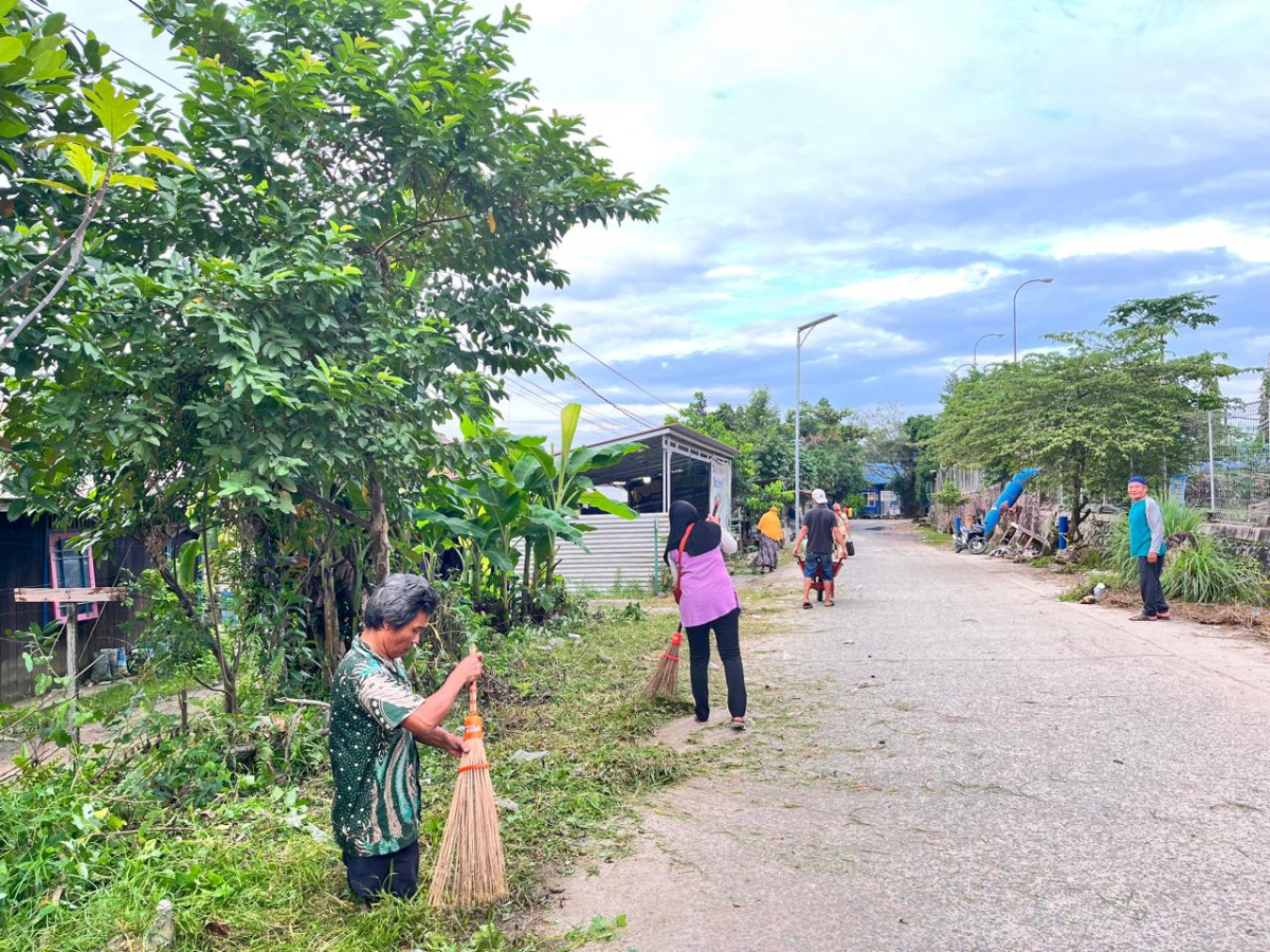 Kegiatan kerja bakti massal RT 03