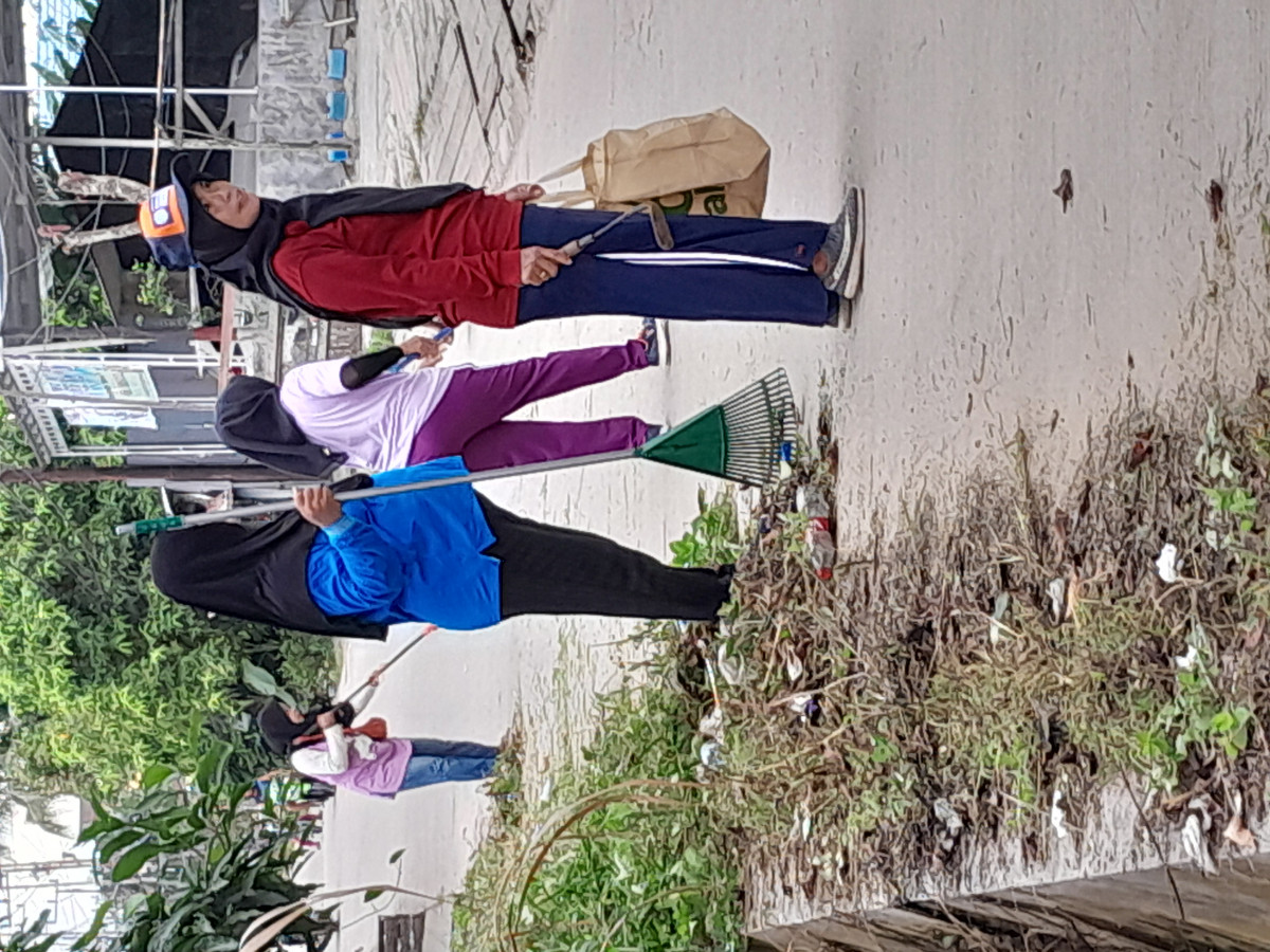 Kerja bakti massal di RT 04