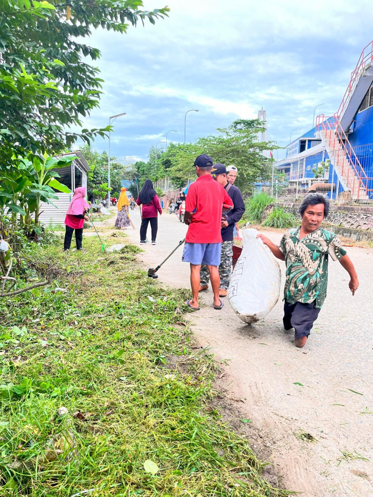 Kegiatan kerja bakti massal RT 03