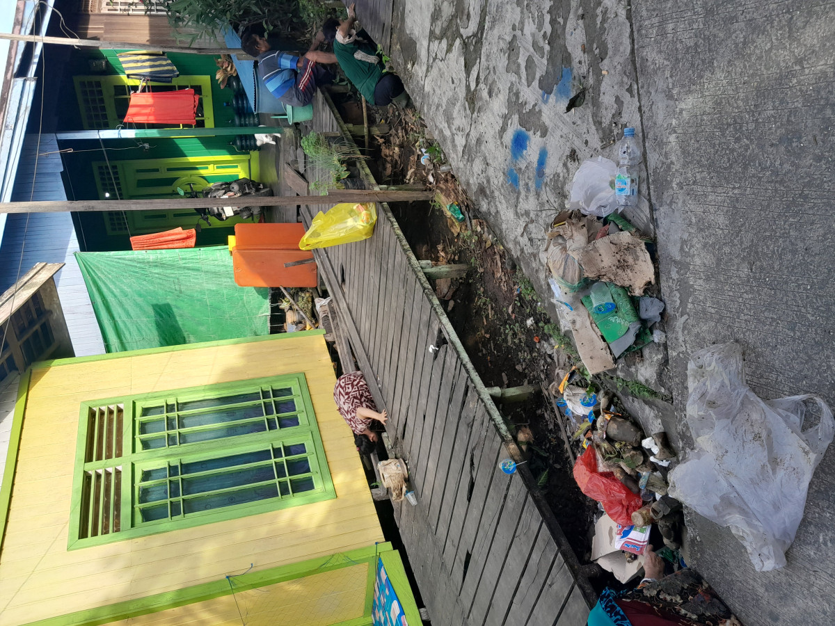 Kegiatan kerja bakti di RT 05