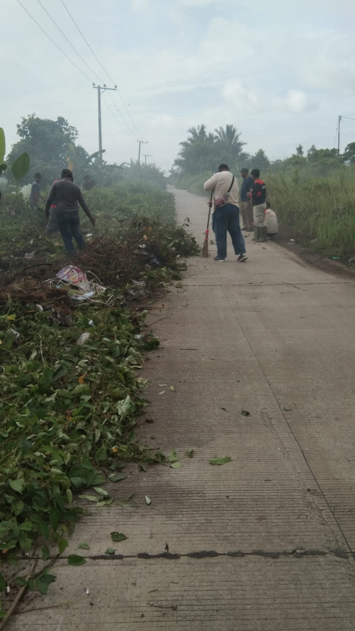 Kerjabakti membersihkan tumpukan sampah di Jl. Peternakan