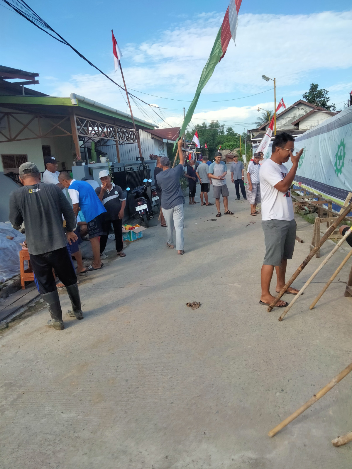 gotong royong membersihkan lingkungan RT 10