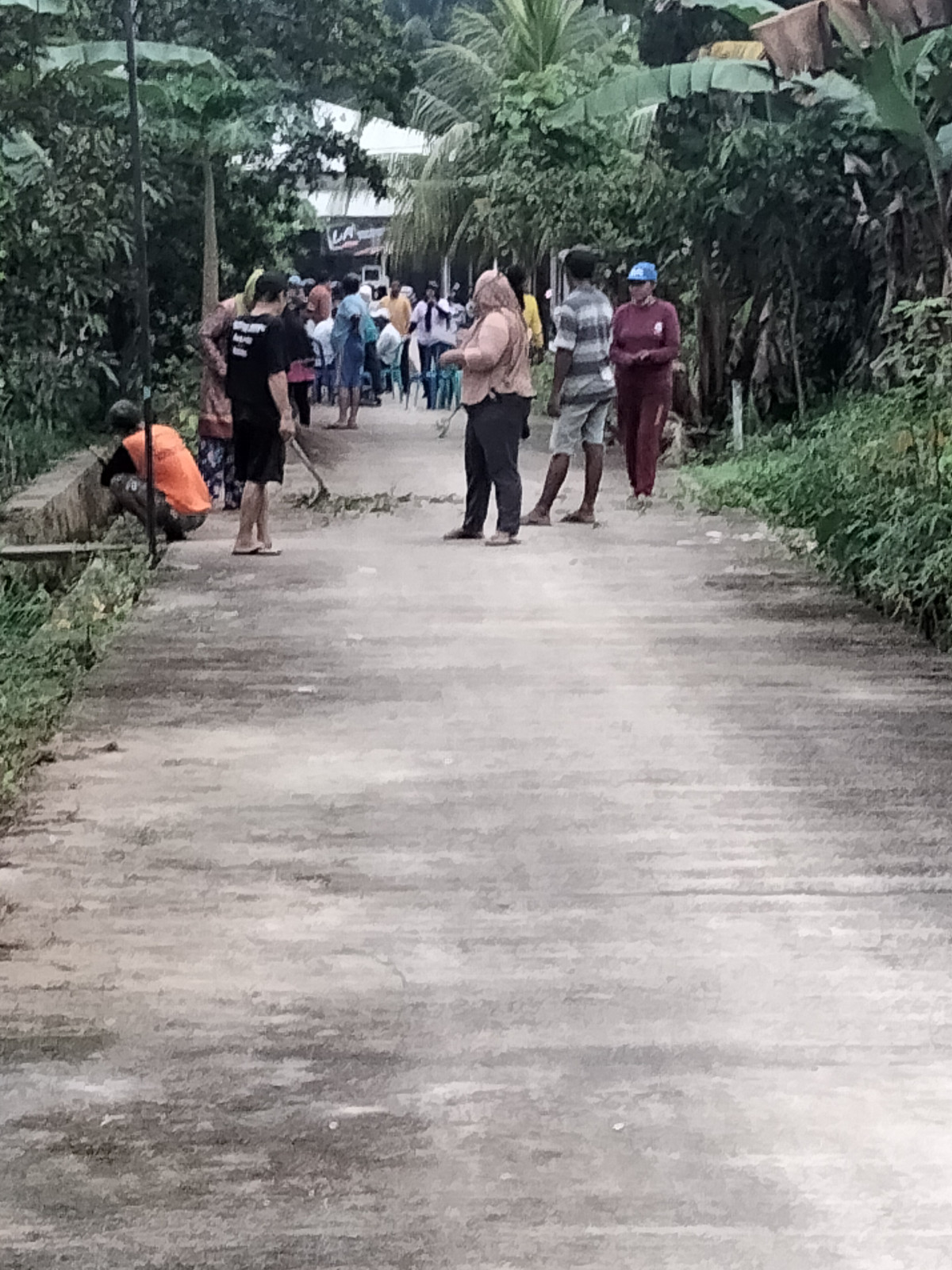 gotong royong massal diwilayah rt 08