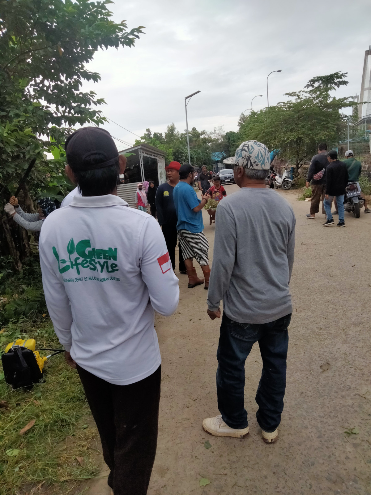 gotong royong di lingkungan RT 03