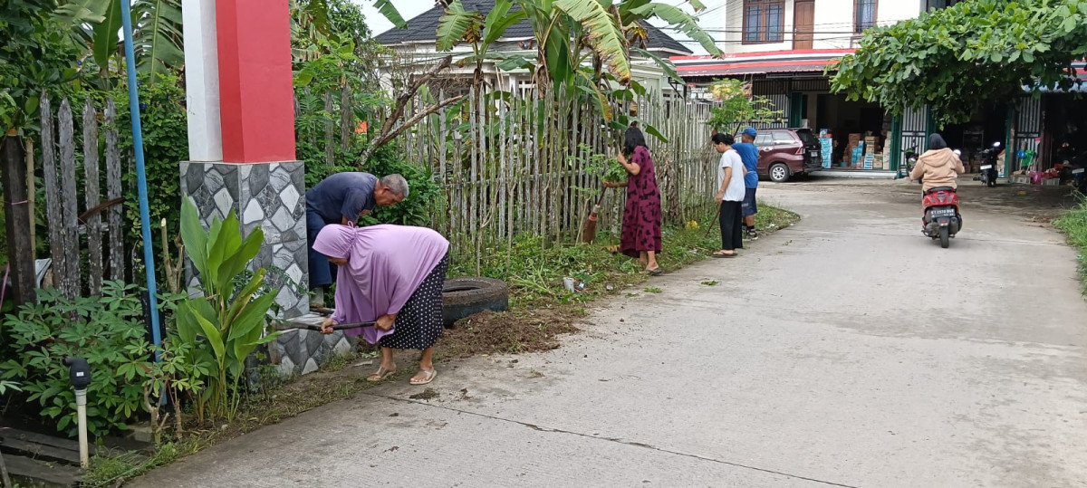 Gotong royong dan kerja bakti warga RT.22
