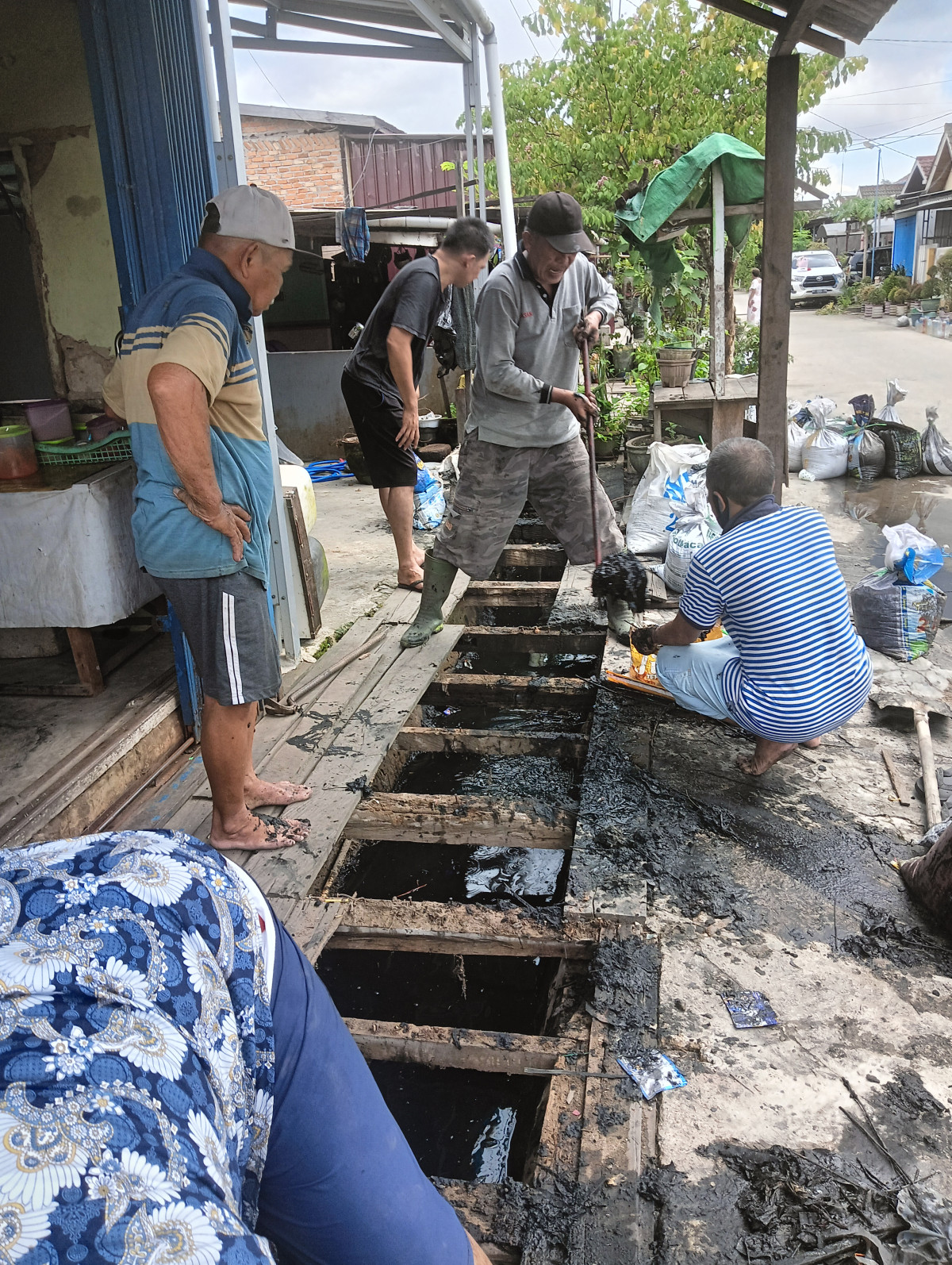 Kerjabakti dan gotong royong warga RT.22