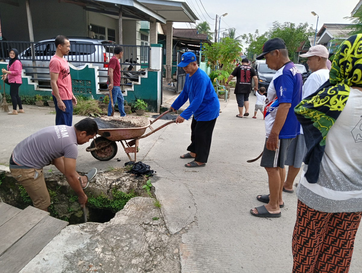 Gotong royong dan kerja bakti warga RT.22 jln gani mulya raya