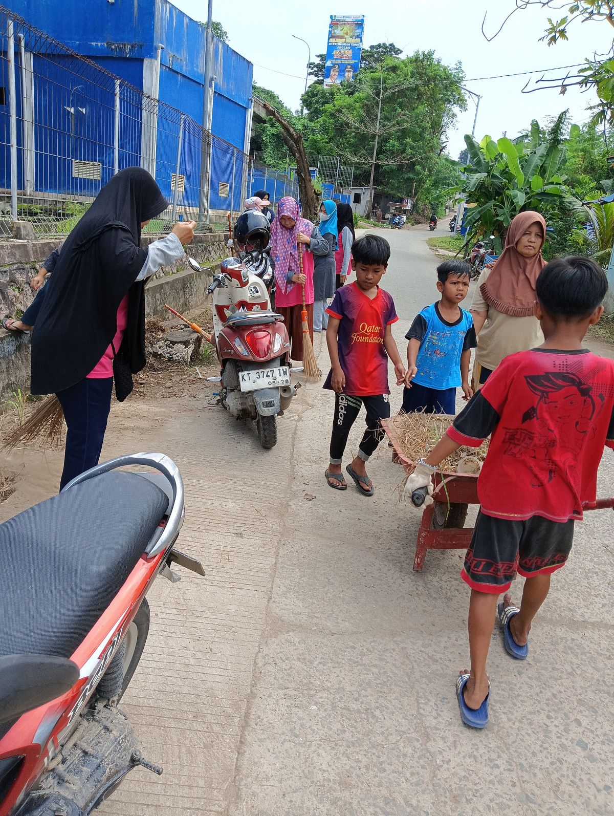 Kegiatan kerja bakti massal RT 03