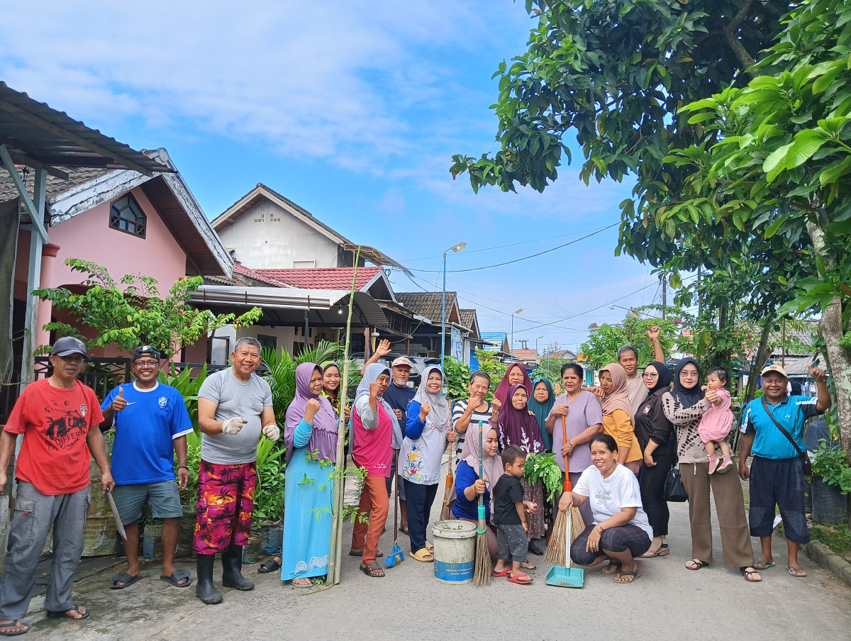 Kerja bakti dan gotong royong warga RT.22