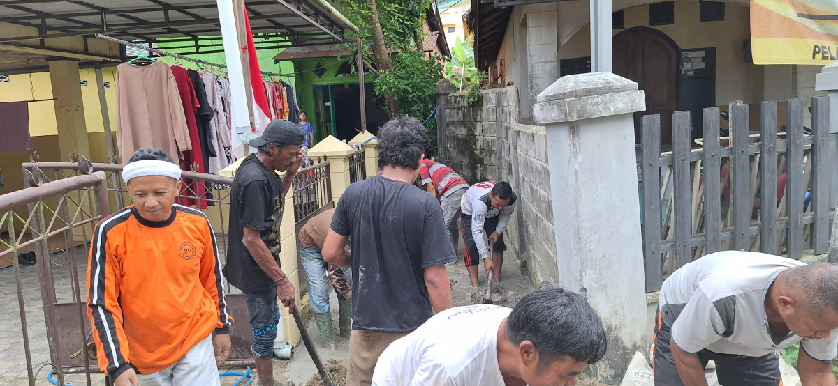 Gotong royong rt 004