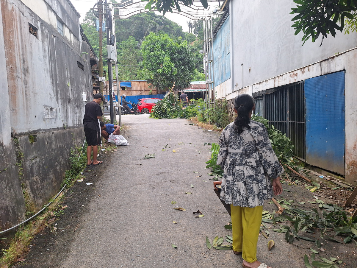 Gotong royong rt 004