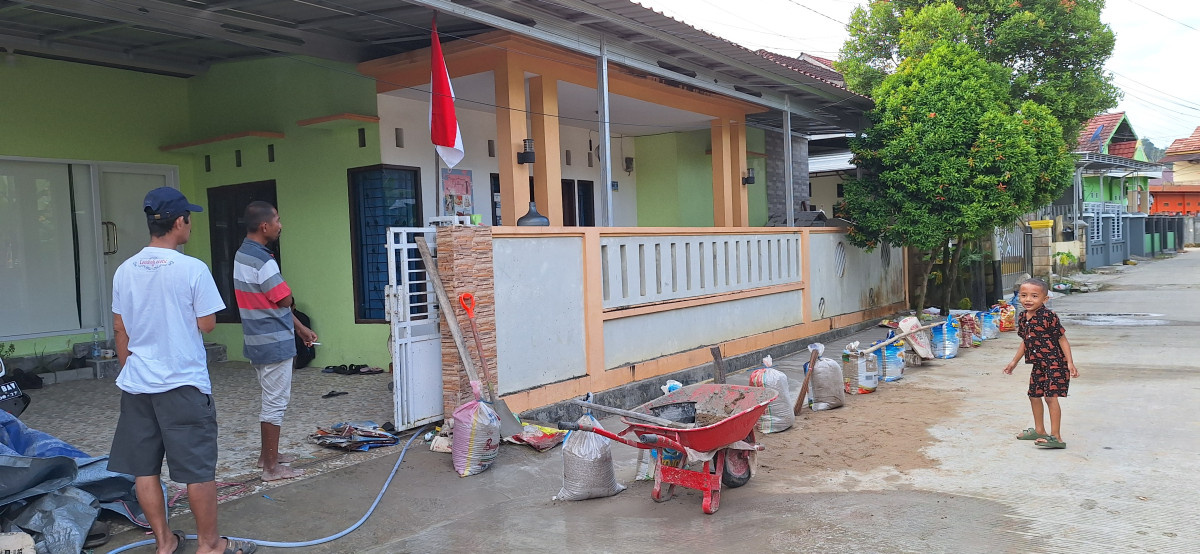 Gotong royong warga rt 004