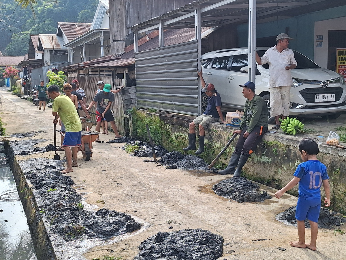 Gotong royong warga rt 004