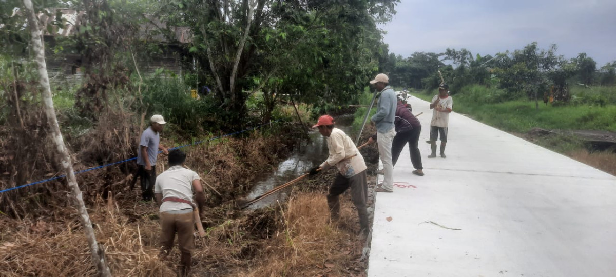Gotong royong membersihkan paret