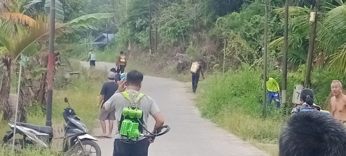 Kerja bakti Pembersihan rumput jalan poros bendungan RT.15