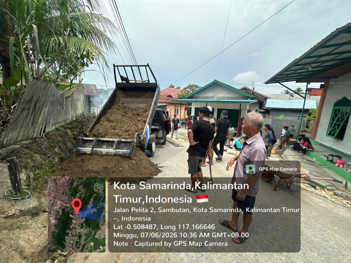 Gotong royong pelebaran jalan