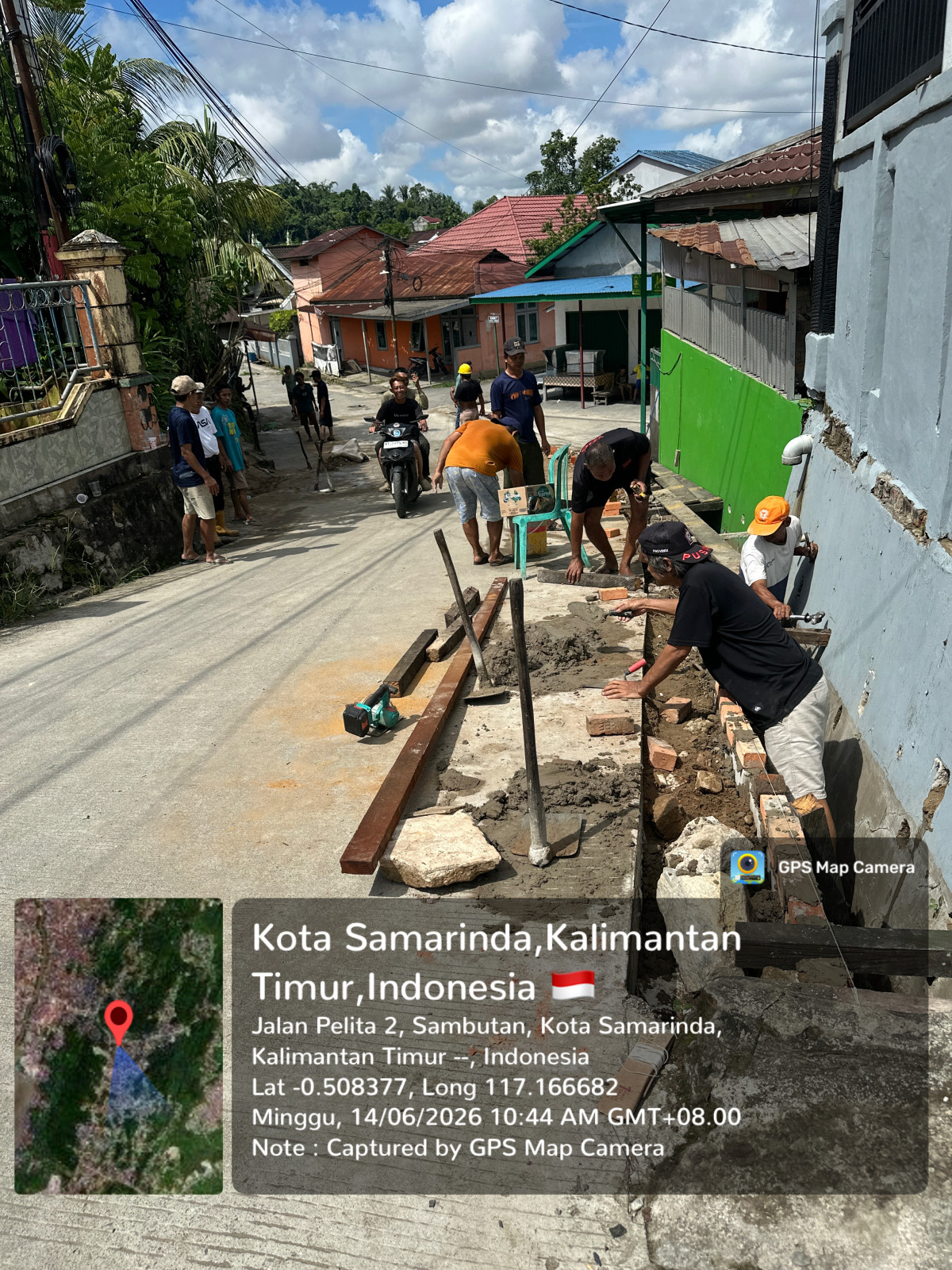 Perlebaran badan jalan samping langgar