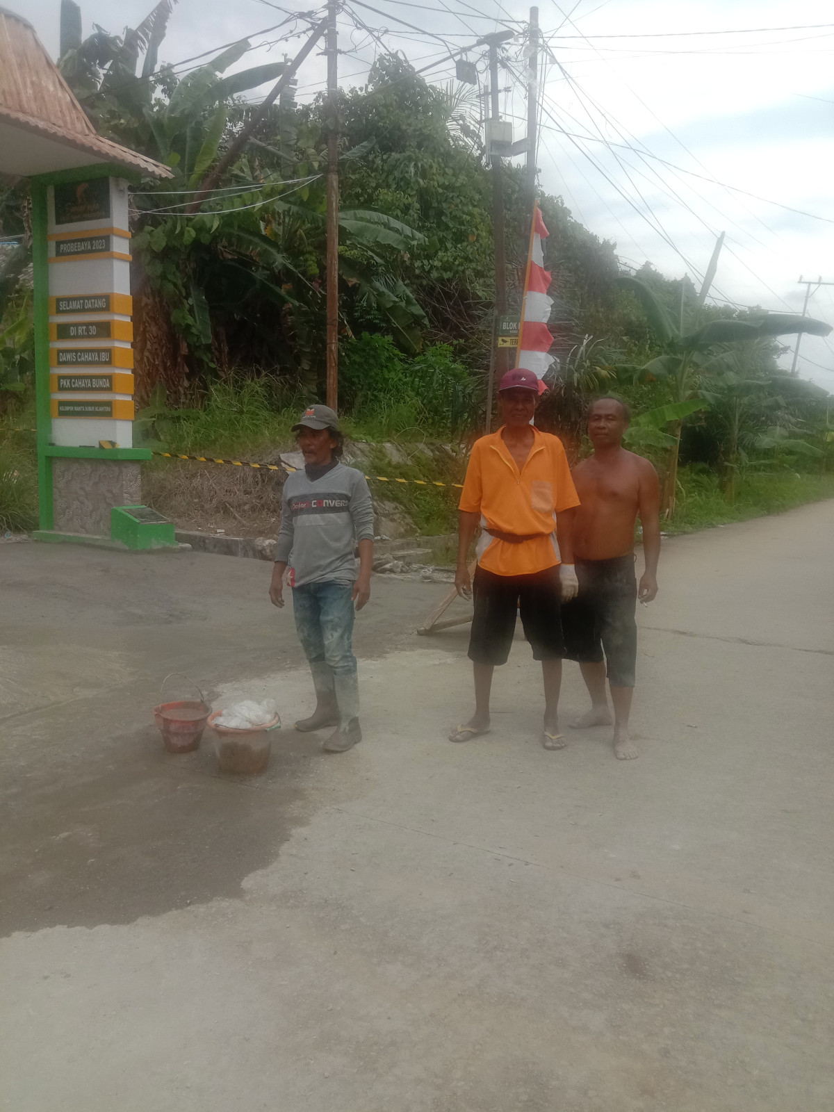 Pemotongan rumput jalan blok H3